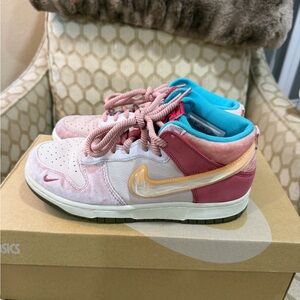 Nike x Social Status Strawberry Milk Dunk Mid size 6.5 youth 8 women’s